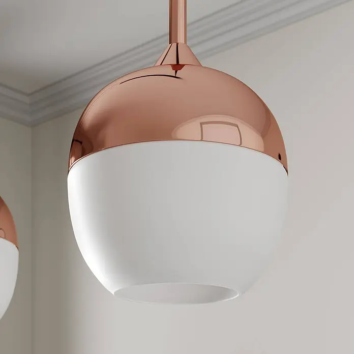 Lindby Pendelleuchte Rangina - kupfer, Kupfer, weiß, E27 - Eine kugelförmige Pendelleuchte mit glänzendem Kupferoberteil und mattweißem Diffusor, von der Decke hängend.