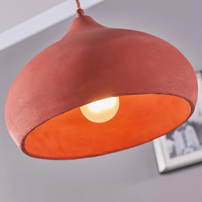 Lindby Pendelleuchte Fiona - L x B x H: 30 x 30 x 17 cm, terracotta, Terrakotta, E27 - Terrakotta-Pendelleuchte aus Beton mit leuchtend orangefarbener Innenseite, hängend und beleuchtet.