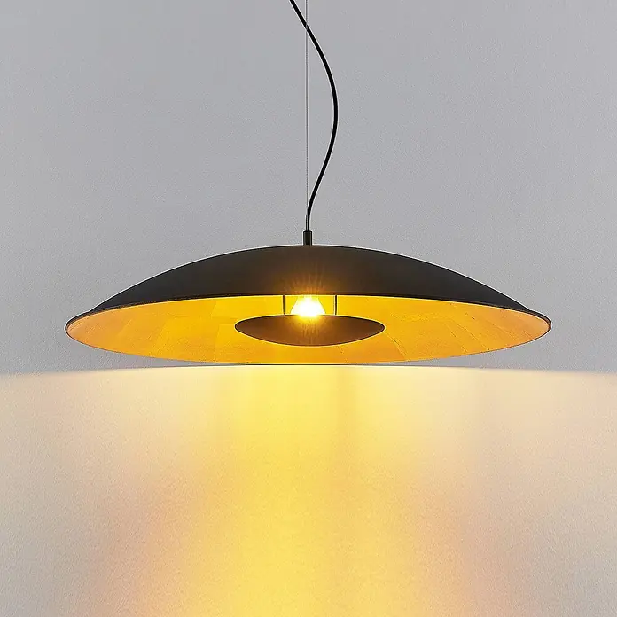 Lindby Pendelleuchte Narisara - L x B x H: 80 x 80 x 13,8 cm, schwarz, Schwarz, gold, E27 - Schwarze Pendelleuchte mit breitem, untertassenförmigem Schirm und goldener, texturierter Innenseite, spendet warmes Licht.