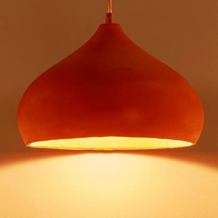 Lindby Pendelleuchte Fiona - L x B x H: 30 x 30 x 17 cm, terracotta, Terrakotta, E27 - Eine rote, glockenförmige Hängeleuchte aus Terrakotta, die warmes gelbes Licht nach unten wirft.