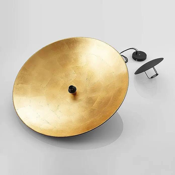 Lindby Pendelleuchte Narisara - L x B x H: 80 x 80 x 13,8 cm, schwarz, Schwarz, gold, E27 - Goldfarbener Scheiben-Lampenschirm mit schwarzen Elektroteilen.
