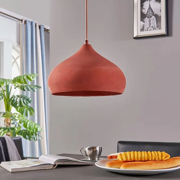 Lindby Pendelleuchte Fiona - L x B x H: 30 x 30 x 17 cm, terracotta, Terrakotta, E27 - Terrakottafarbene, glockenförmige Pendelleuchte über einem Tisch.