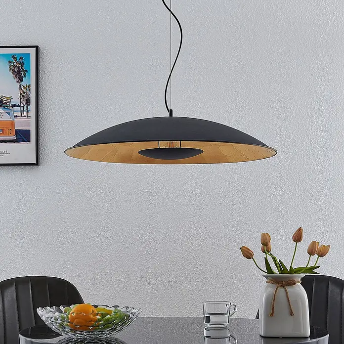 Lindby Pendelleuchte Narisara - L x B x H: 80 x 80 x 13,8 cm, schwarz, Schwarz, gold, E27 - Schwarze Pendelleuchte mit goldener Innenseite, als breite Scheibe über einem Esstisch hängend.