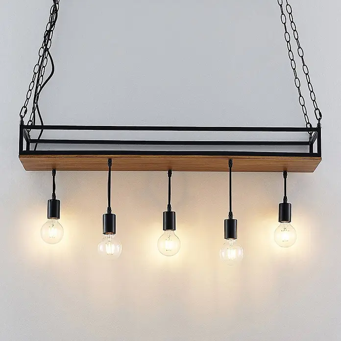 Lindby Pendelleuchte Kirista - L x B x H: 100 x 20 x 15 cm, Schwarz, kiefer dunkel, E27 - Rechteckiger Kronleuchter mit Holzsockel, schwarzem Metallrahmen und fünf sichtbaren Glühbirnen, an Ketten aufgehängt.