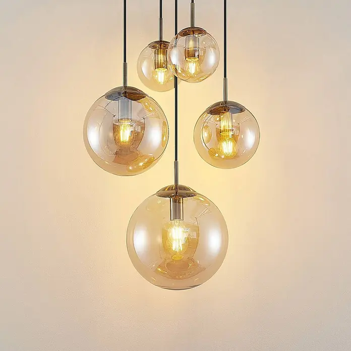Lindby Pendelleuchte Teeja - L x B x H: 50 x 50 x 30 cm, creme / amber, amber, altmessing, E27 - Fünf Pendelleuchten mit bernsteinfarbenen Glaskugeln und bronzefarbenen Details, die warmes Licht spenden.