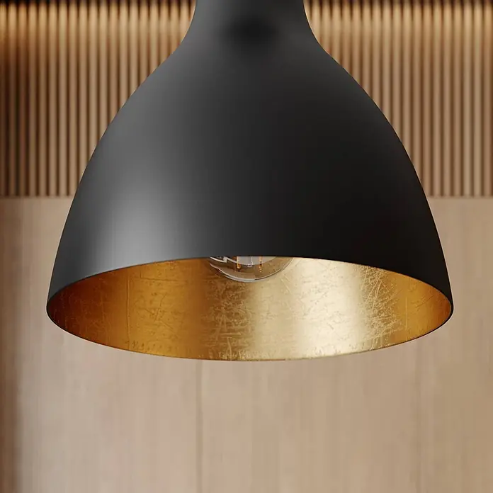 Arcchio Pendelleuchte Cosmina - L x B x H: 17,5 x 17,5 x 26 cm, schwarz, Schwarz, gold, E27 - Schwarze Pendelleuchte mit goldener Innenseite und sichtbarer Glühbirne, vor einer Holzwand.