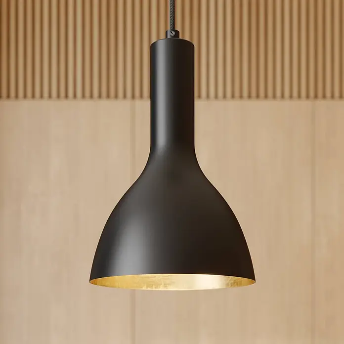 Arcchio Pendelleuchte Cosmina - L x B x H: 17,5 x 17,5 x 26 cm, schwarz, Schwarz, gold, E27 - Mattschwarze Pendelleuchte mit goldener Innenseite, vor einer hellen Holzwand hängend.