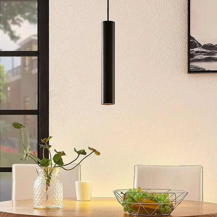 Arcchio Pendelleuchte Ejona - L x B x H: 6 x 6 x 35 cm, schwarz, Schwarz, GU10 - Schwarze zylindrische Pendelleuchte beleuchtet einen Esstisch mit Dekorationsartikeln.