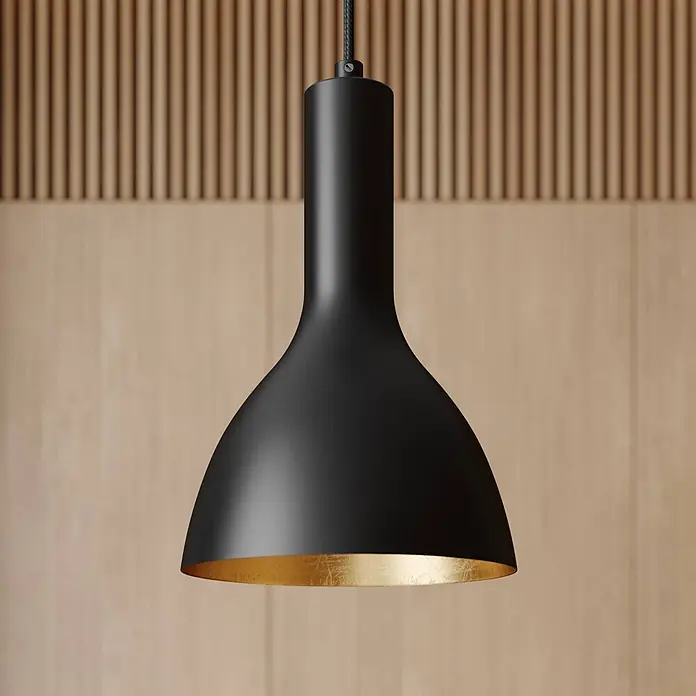Arcchio Pendelleuchte Cosmina - L x B x H: 17,5 x 17,5 x 26 cm, schwarz, Schwarz, gold, E27 - Schwarze matte Pendelleuchte mit ausgestellter Form und Blattgold-Innenseite, vor einer Holzlamellenwand hängend.