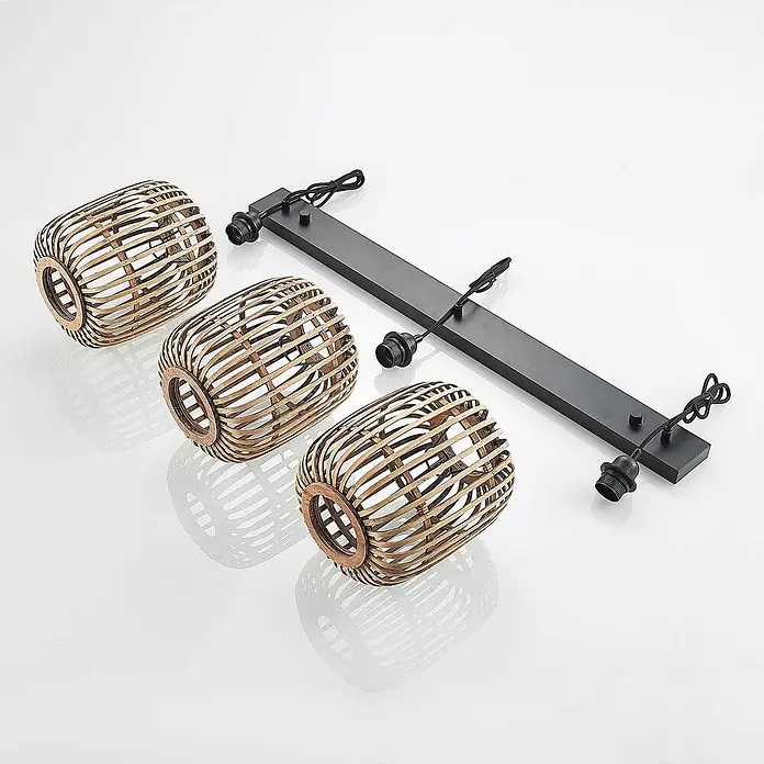 Lindby Pendelleuchte Canyana - L x B x H: 105 x 21,5 x 25 cm, Holz hell, natur, E27 - Drei natürliche Bambus-Lampenschirme und eine schwarze Metallleiste mit drei Fassungen für eine Deckenleuchte.