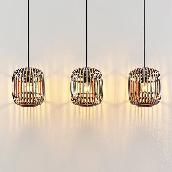 Lindby Pendelleuchte Canyana - L x B x H: 105 x 21,5 x 25 cm, Holz hell, natur, E27 - Drei hängende Pendelleuchten aus Bambusholz mit Lattenrost-Design, die warmes Licht abstrahlen.
