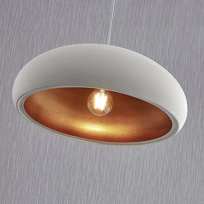 Lindby Pendelleuchte Gerwina - L x B x H: 40 x 40 x 15 cm, weiß / opal, weiß, gold, E27 - Hängeleuchte mit hellgrauer Außenseite und kupferfarbener Innenseite, mit sichtbarer Glühbirne.