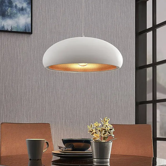 Lindby Pendelleuchte Gerwina - L x B x H: 40 x 40 x 15 cm, weiß / opal, weiß, gold, E27 - Weiße Pendelleuchte mit goldener Innenseite über einem Esstisch. Spendet warmes, gerichtetes Licht.