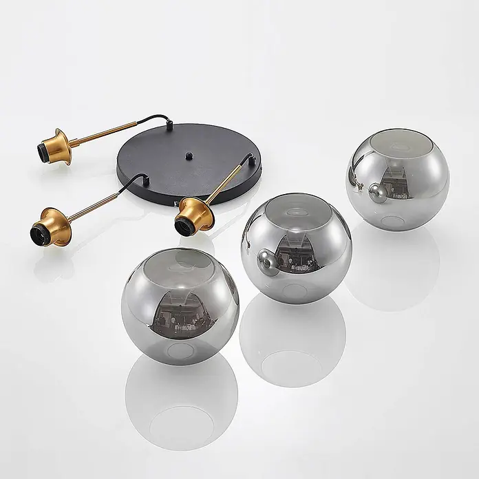 Lindby Pendelleuchte Jurian - L x B x H: 32 x 32 x 17,5 cm, alu / grau / zink, bronze, rauchgrau, E27 - Bestandteile einer modernen Pendelleuchte: schwarze Basis, drei goldfarbene Fassungen und drei rauchfarbene Glaskugelschirme.
