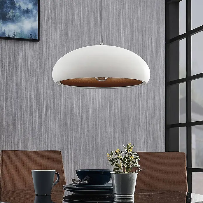 Lindby Pendelleuchte Gerwina - L x B x H: 40 x 40 x 15 cm, weiß / opal, weiß, gold, E27 - Weiße, kuppelförmige Pendelleuchte mit Kupfer-Innenseite über einem Esstisch hängend.