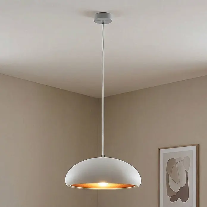 Lindby Pendelleuchte Gerwina - L x B x H: 40 x 40 x 15 cm, weiß / opal, weiß, gold, E27 - Weiße halbkugelförmige Pendelleuchte mit warmgoldener Innenseite, von der Decke hängend zur Raumbeleuchtung.