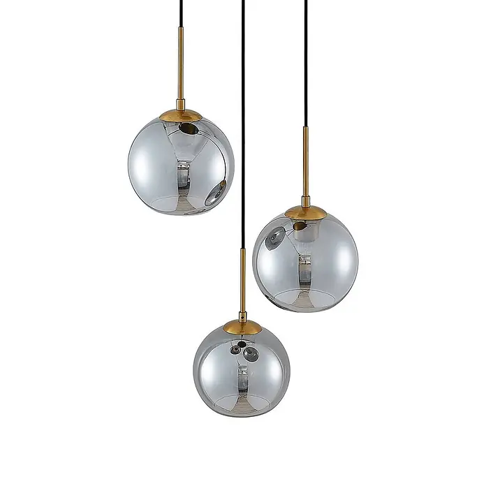 Lindby Pendelleuchte Jurian - L x B x H: 32 x 32 x 17,5 cm, alu / grau / zink, bronze, rauchgrau, E27 - Drei Pendelleuchten mit Rauchglas-Kugelschirmen und Messingakzenten, an schwarzen Kabeln hängend.
