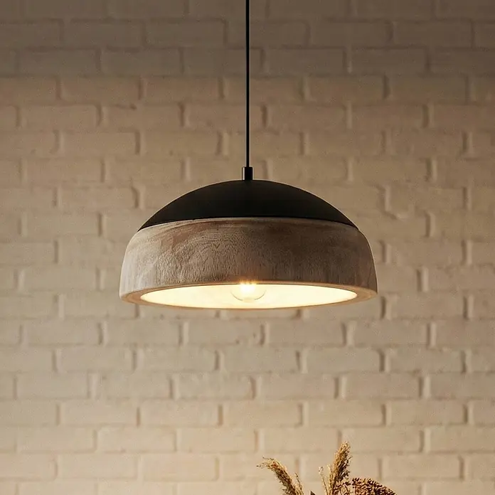Lucande Pendelleuchte Leivar - Holz hell, Schwarz, Holz hell, E27 - Kuppelförmige Pendelleuchte mit schwarzem Metallaufsatz und hellem Holzsockel, beleuchtet von einer freiliegenden Glühbirne, hängend.