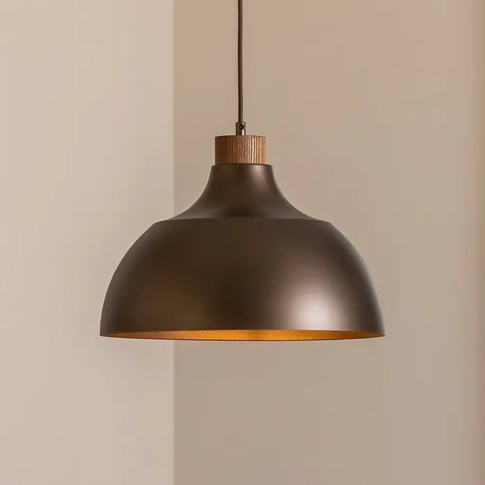 Envostar Pendelleuchte Kaitt - L x B x H: 34 x 34 x 170 cm, braun, holz hell, E27 - Dunkelbronze Pendelleuchte mit Holzdetail und warm leuchtendem Inneren, an einem Kabel hängend.