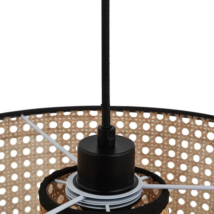 Lindby Pendelleuchte Otso - L x B x H: 40 x 40 x 17 cm, Holz hell, holz hell, E27 - Nahaufnahme einer schwarzen Elektroleitung mit schwarzer Lampenfassung an einem naturfarbenen perforierten Rattan-Lampenschirm mit weißen Innenstützen.