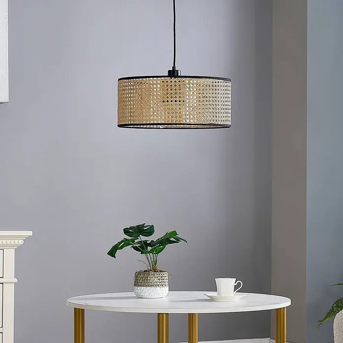 Lindby Pendelleuchte Otso - L x B x H: 40 x 40 x 17 cm, Holz hell, holz hell, E27 - Eine zylindrische Rattan-Pendelleuchte mit schwarzem Rand hängt über einem weißen Tisch.