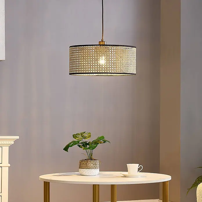 Lindby Pendelleuchte Otso - L x B x H: 40 x 40 x 17 cm, Holz hell, holz hell, E27 - Pendelleuchte aus Rattan und schwarzem Metall über einem hellen Tisch mit Pflanze und Tasse.