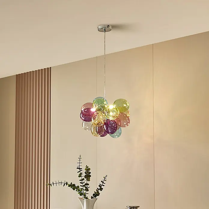 Lucande Pendelleuchte Diborah - L x B x H: 40 x 40 x 30 cm, Multicolour, multicolour, G9 - Mehrfarbige Hängelampe aus Glasblasen hängt von der Decke in einem modernen Raum.