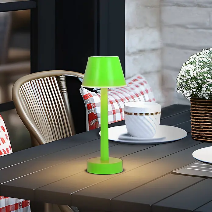 Lindby Tischleuchte Gaja - grün, grün - Leuchtend grüne Tischlampe beleuchtet einen Gartentisch.