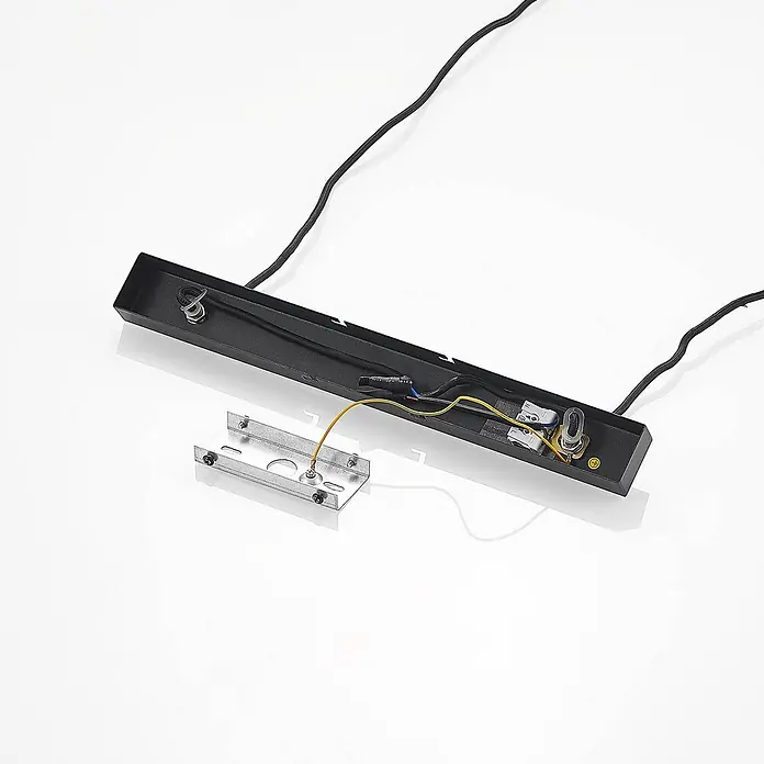 Lindby Pendelleuchte Baliko - messing, Schwarz, GU10 - Schwarzes lineares LED-Deckenleuchtengehäuse mit Innenverdrahtung und separater Metall-Montagehalterung.