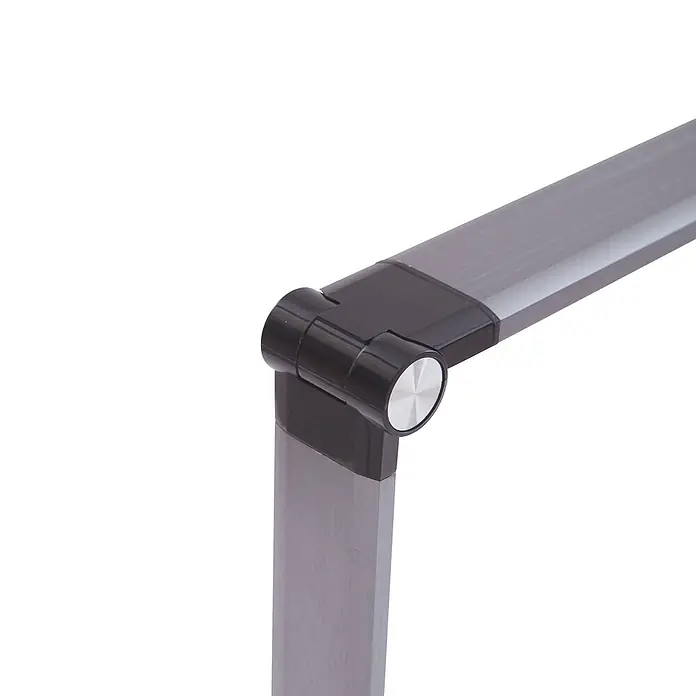 Lindby Tischleuchte Valtaris - L x B x H: 35,6 x 13,7 x 43,1 cm, alu / grau / zink, alu / grau / zink - Nahaufnahme eines silbergrauen Metall- und schwarzen Kunststoff-Gelenks, das zwei rechteckige Stangen verbindet, mit einer silbernen runden Kappe.