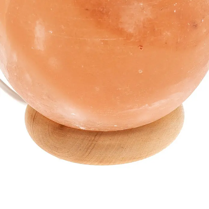 Envostar Tischleuchte Harmony - rot, E14 - Nahaufnahme einer Himalaya-Salzlampe auf einem hellbraunen Holzsockel.
