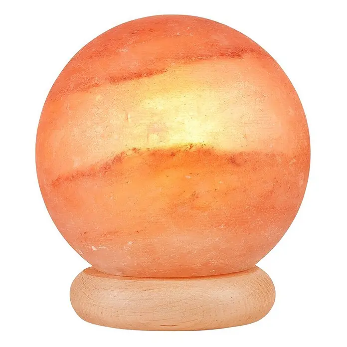 Envostar Tischleuchte Harmony - rot, E14 - Leuchtende, kugelförmige Himalaya-Salzlampe auf hellem Holzsockel, strahlt warmes orangefarbenes Licht ab.