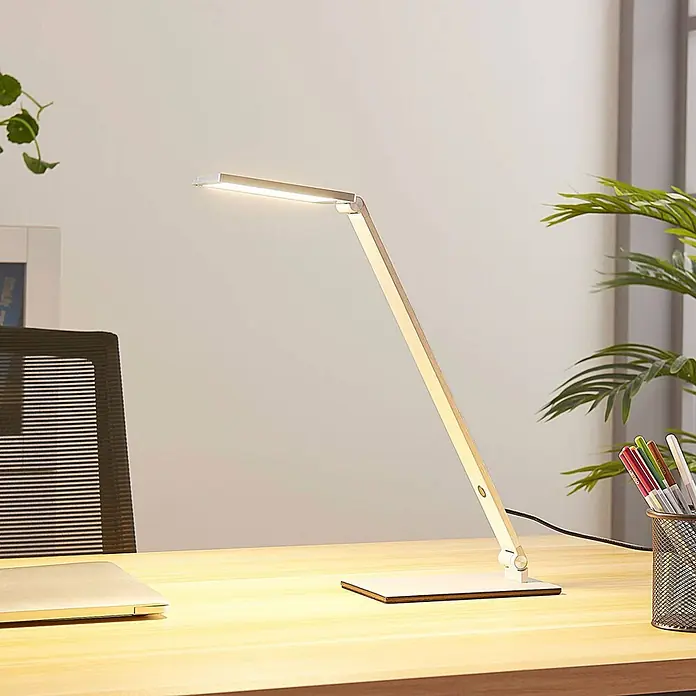 Lucande Tischleuchte Resi - L x B x H: 18 x 12 x 41 cm, alu / grau / zink, alu / grau / zink - Elegante, verstellbare Schreibtischlampe in hellem Holz und Weiß, beleuchtet auf einem Schreibtisch im Büro.