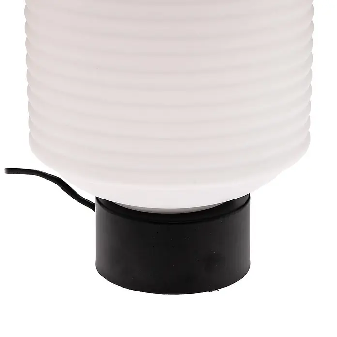 Lindby Tischleuchte Cagla - L x B x H: 18 x 18 x 25 cm, schwarz, weiß / opal, E27 - Weiße gerippte Lampe mit schwarzem Sockel und Kabel.
