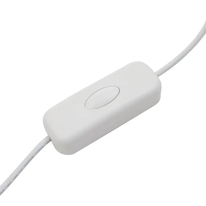 Lucande Tischleuchte Audrina - creme / amber - Weißer Zwischenschalter für Kabel mit ovalem Druckknopf, an ein weißes Stromkabel angeschlossen.