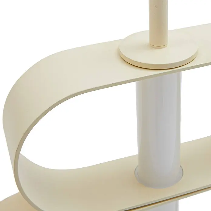 Lucande Tischleuchte Audrina - creme / amber - Nahaufnahme einer modernen Leuchte mit cremefarbenen, gebogenen Metallbändern und weißen zylindrischen Diffusoren.