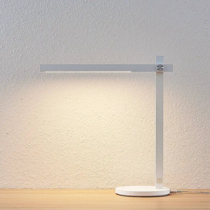 Lindby Tischleuchte Loretta - L x B x H: 40,8 x 17 x 43 cm, weiß / opal, weiß / opal - Moderne weiße Metall-LED-Schreibtischlampe mit rechteckigem Leuchtbalken, rundem Fuß, auf Holzoberfläche.