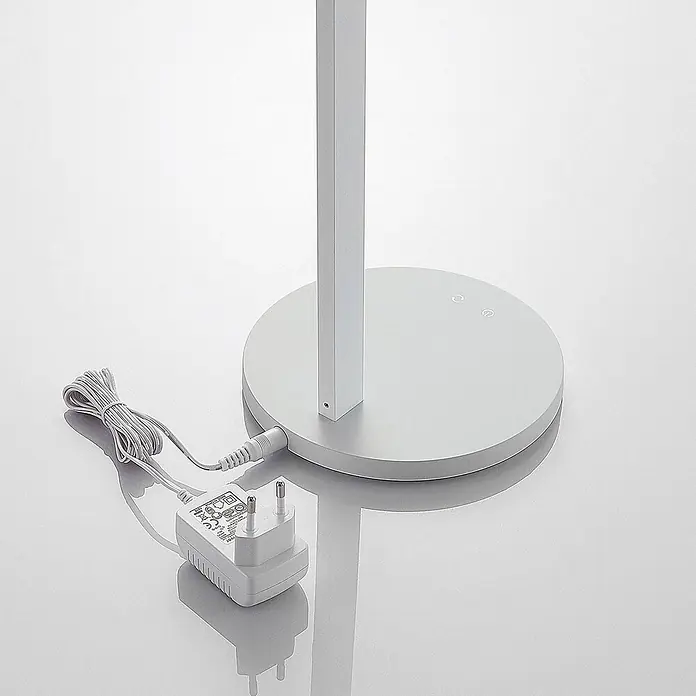 Lindby Tischleuchte Loretta - L x B x H: 40,8 x 17 x 43 cm, weiß / opal, weiß / opal - Weiße Lampenbasis mit rechteckigem Pfosten und rundem Fuß, verbunden mit einem Netzteil mit aufgewickeltem Kabel und Eurostecker.