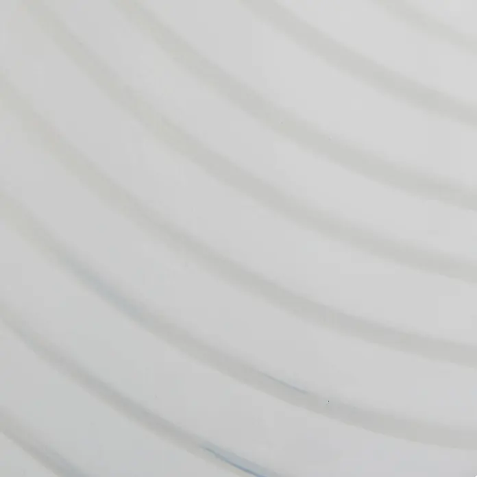 Lindby Tischleuchte Andriana - weiß / opal, weiß / opal, E14 - Weiße strukturierte Oberfläche mit subtilen, wellenförmigen, diagonalen Rillen.
