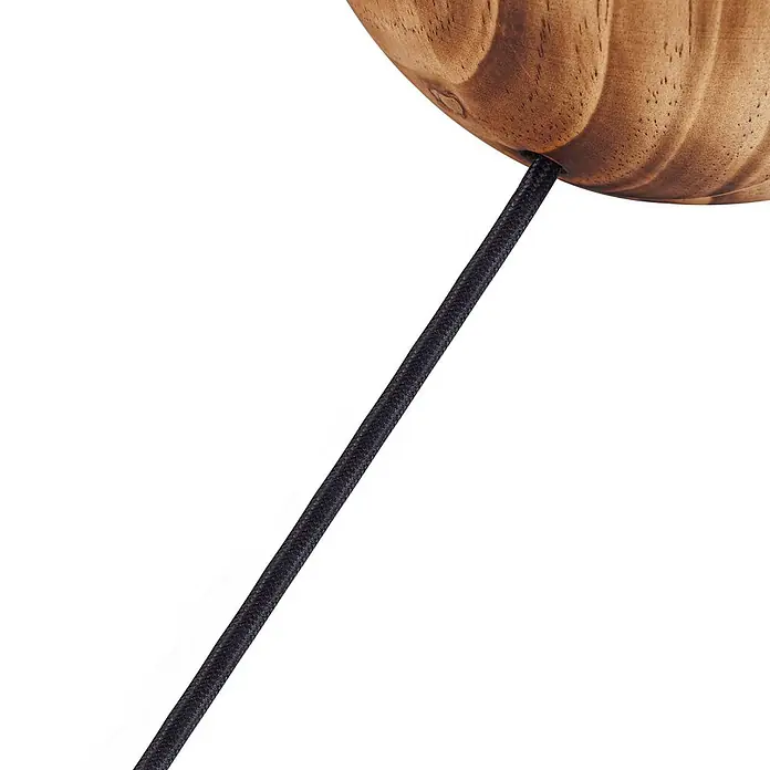Lindby Tischleuchte Mayumi - L x B x H: 22 x 22 x 31 cm, Holz hell, alu / grau / zink, E27 - Nahaufnahme eines schwarzen Textilkabels, das aus einem hellbraunen Holzteil austritt.