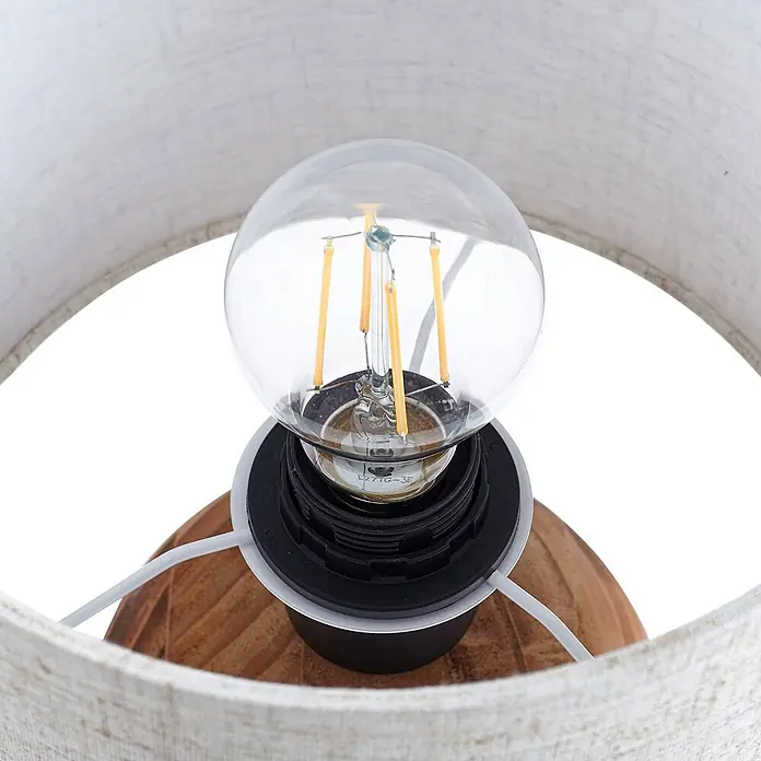 Lindby Tischleuchte Mayumi - L x B x H: 22 x 22 x 31 cm, Holz hell, alu / grau / zink, E27 - Nahaufnahme einer Tischlampe mit LED-Glühfadenlampe, hellem Holzsockel und hellem Stoffschirm.