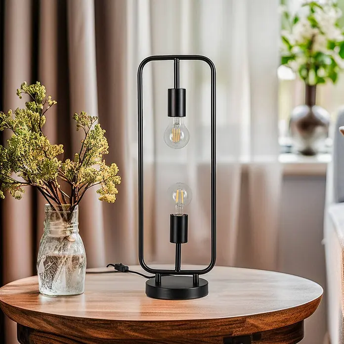 Lucande Tischleuchte Tornike - L x B x H: 15 x 18,5 x 56 cm, schwarz, E27 - Moderne schwarze Metall-Tischleuchte mit zwei sichtbaren LED-Glühbirnen auf einem Holztisch, neben Trockenblumen.