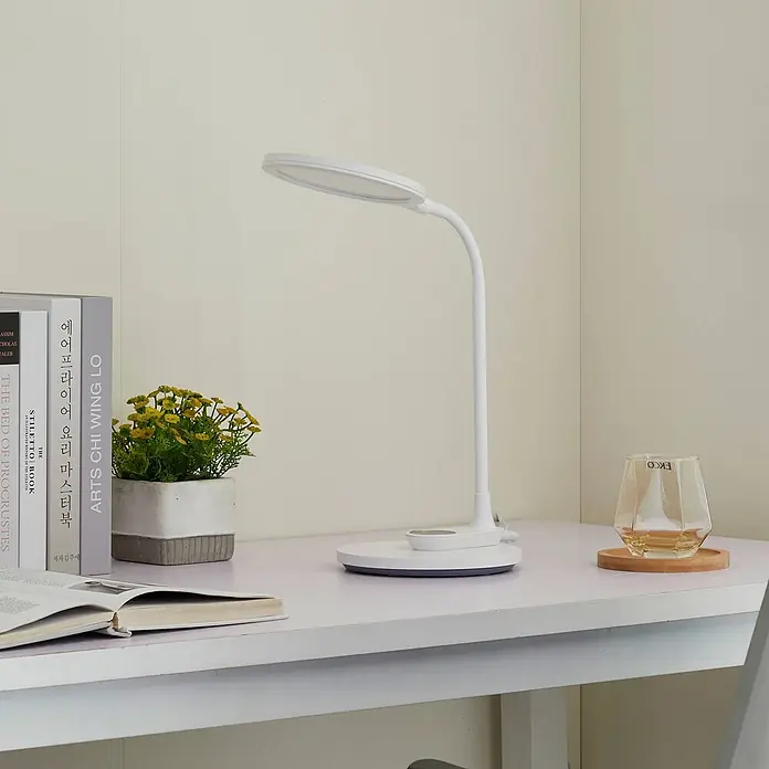 Lindby Tischleuchte Valtaria - L x B x H: 28,8 x 17 x 38,1 cm, weiß / opal, weiß / opal - Moderne weiße Schreibtischlampe mit flexiblem Hals und ovalem LED-Kopf auf einem hellen Schreibtisch.