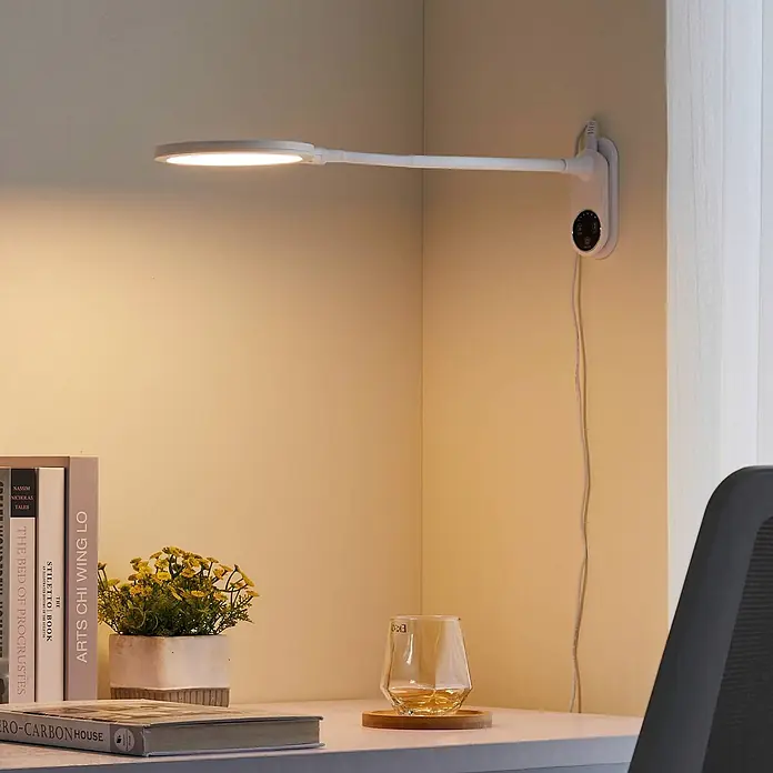 Lindby Tischleuchte Valtaria - L x B x H: 28,8 x 17 x 38,1 cm, weiß / opal, weiß / opal - Weiße wandmontierte LED-Schreibtischlampe mit verstellbarem Arm und Bedienfeld, beleuchtet einen Schreibtisch.