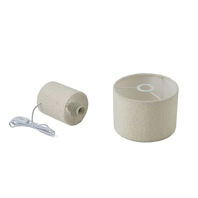 Lindby Tischleuchte Jone - L x B x H: 23 x 23 x 30 cm, weiß / opal, weiß / opal, E27 - Zwei cremefarbene Lampenschirme aus strukturiertem Stoff, einer mit Fassung und Kabel.