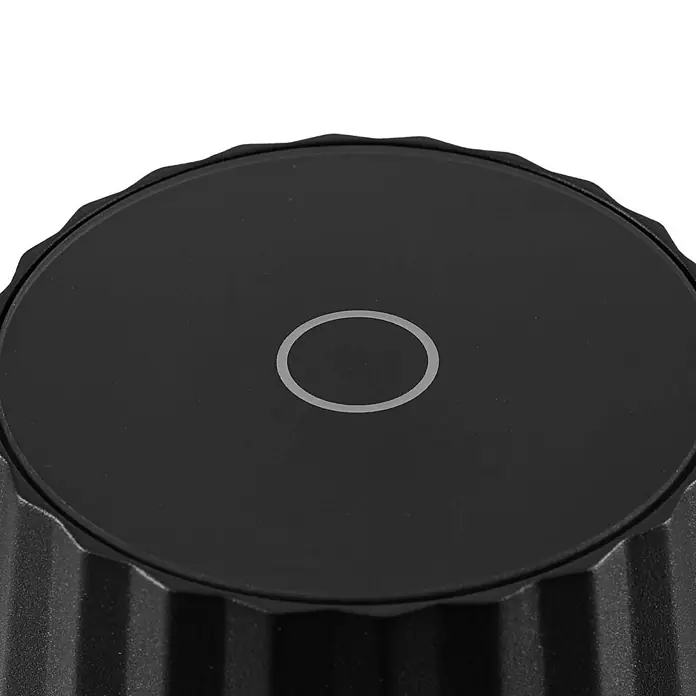 Lindby Tischleuchte Esali - L x B x H: 11 x 11 x 28,5 cm, schwarz, schwarz - Schwarzer, runder Bedienknopf mit strukturierter Seite und weißem ovalem Indikator auf matter Oberfläche.