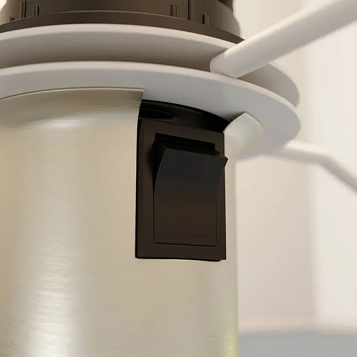 Lindby Tischleuchte Sigurd - L x B x H: 20 x 32 x 54 cm, alu / grau / zink, weiß / opal, E27 - Zylindrisches Power-Modul aus gebürstetem Metall mit integriertem schwarzem Kippschalter, weißen konzentrischen Ringen und weißen Tragarmen.