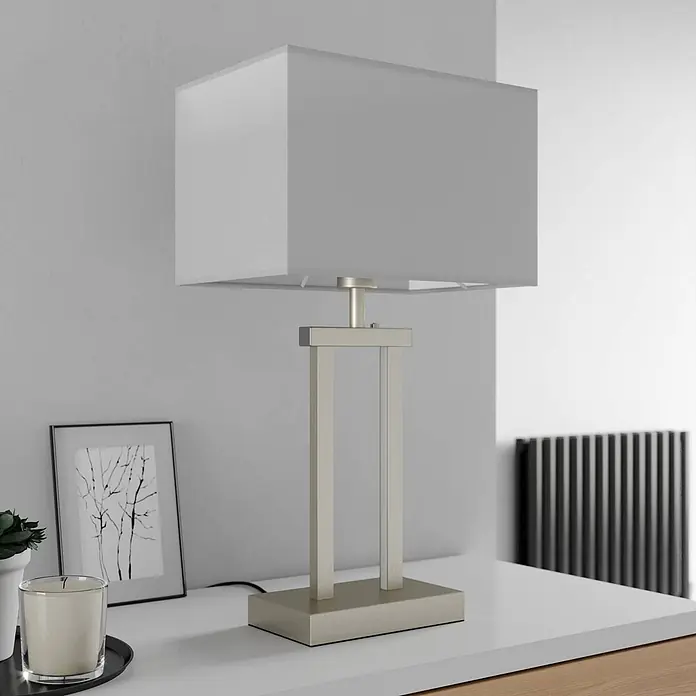 Lindby Tischleuchte Sigurd - alu / grau / zink, weiß / opal, E27 - Eine moderne Tischlampe mit rechteckigem hellgrauem Schirm und gebürstetem Metallsockel.
