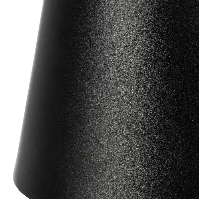 Lindby Tischleuchte Janea - L x B x H: 11,4 x 11,4 x 25 cm, schwarz, schwarz - Nahaufnahme einer texturierten mattschwarzen konischen Oberfläche.
