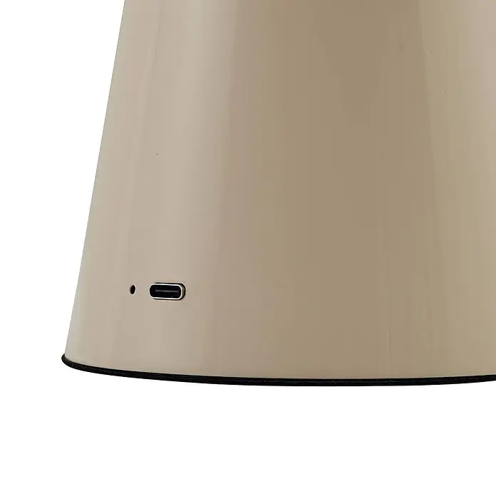 Lindby Tischleuchte Nevijo - creme / amber, creme / amber - Beiges Elektronikgerät mit USB-C-Ladeanschluss und Anzeigeleuchte an der sich verjüngenden Basis, mit schwarzem Rand.
